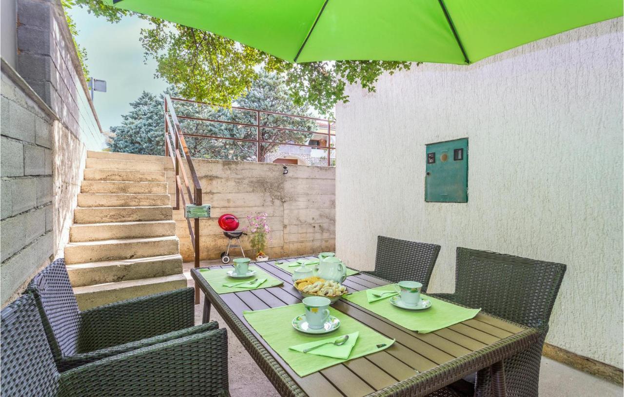 2 Bedroom Cozy Apartment In Omišalj Dış mekan fotoğraf
