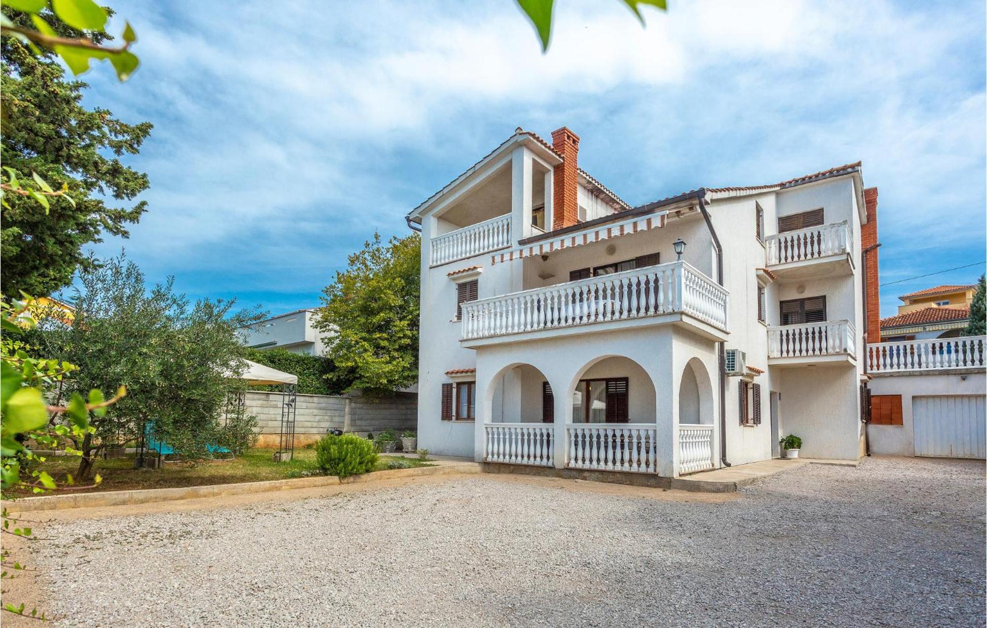 2 Bedroom Cozy Apartment In Omišalj Dış mekan fotoğraf